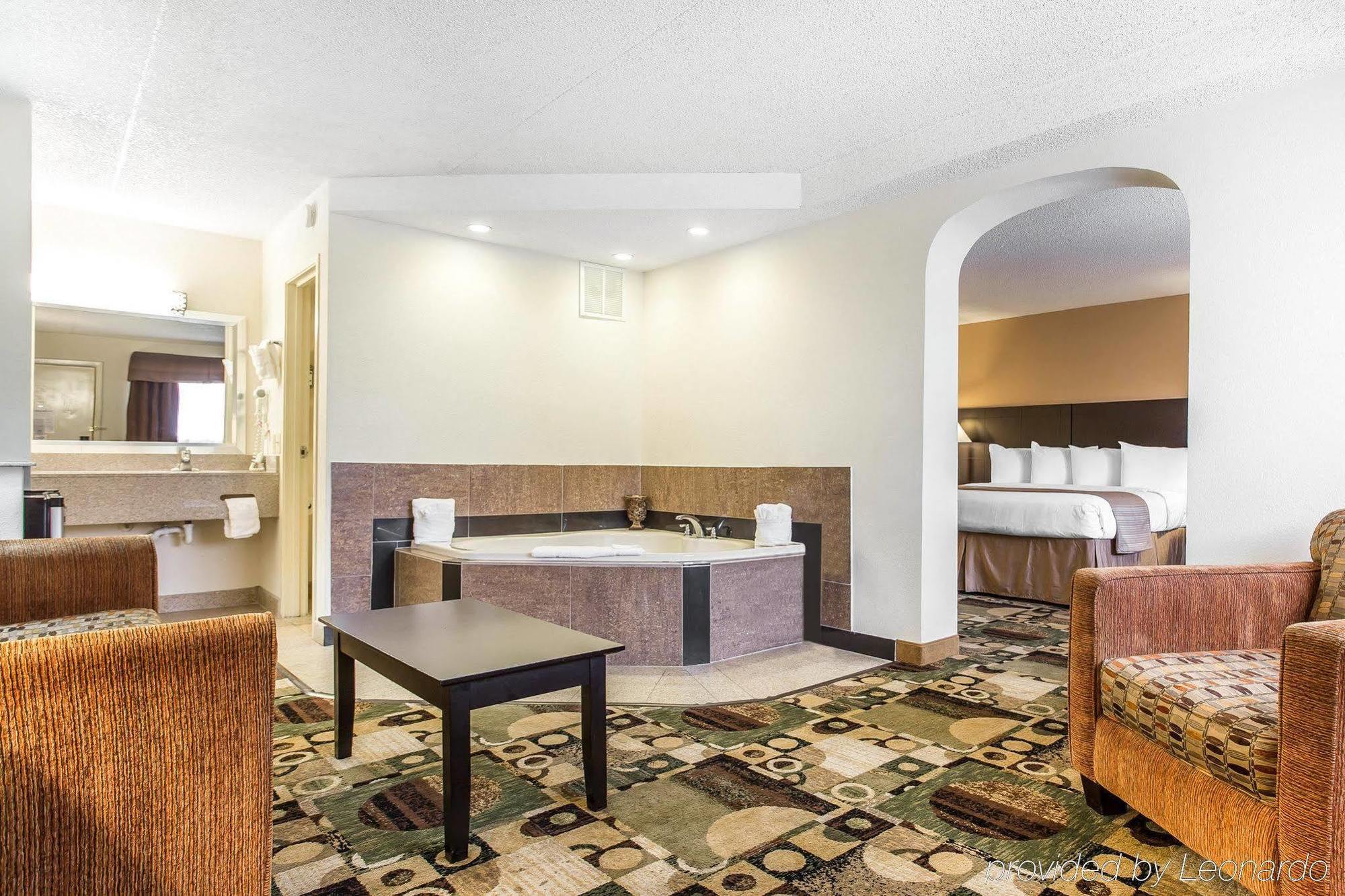 Quality Inn & Suites Coliseum Greensboro Dış mekan fotoğraf